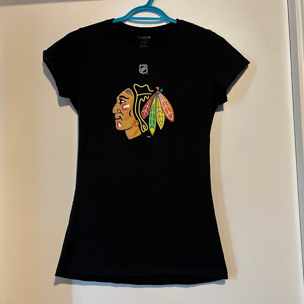 REEBOK NHL CHICAGO BLACKHAWKS JONATHAN TOEWS #19 TEE